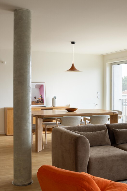 Costa Cabral Building / ATA - Atelier Tiago Antero + ENTRETEMPOS - Interior Photography, Living Room, Wood, Lighting, Table, Chair