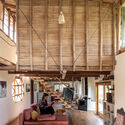 Casa los Nidos del Cholán / La Cabina de la Curiosidad - Fotografia de Interiores, Reabilitação, Viga, Iluminação, Cadeira