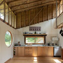 Casa los Nidos del Cholán / La Cabina de la Curiosidad - Fotografia de Interiores, Reabilitação, Cozinha, Viga, Bancada