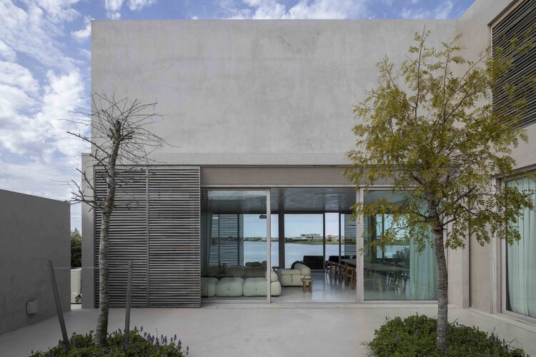 Marinas House / Pirca Arquitectura - Exterior Photography, Concrete, Courtyard, Balcony