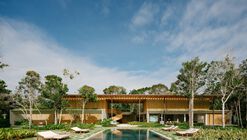 Villa Yandara / Padovani Arquitetos