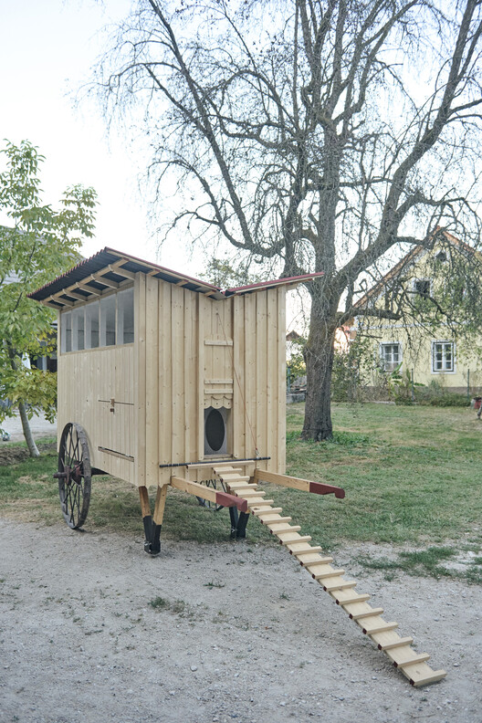 Mobile Chicken Coop / Gerrit Müller-Scheeßel + Z.O.P. - Institute for Spatial Design - Exterior Photography, Wood