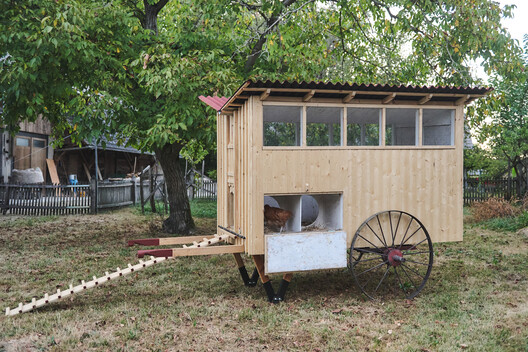 Mobile Chicken Coop / Gerrit Müller-Scheeßel + Z.O.P. - Institute for Spatial Design - Exterior Photography, Wood