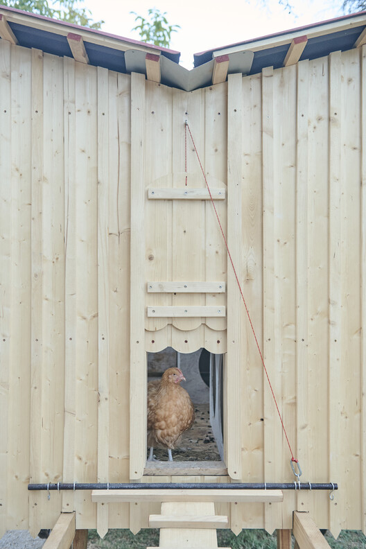 Mobile Chicken Coop / Gerrit Müller-Scheeßel + Z.O.P. - Institute for Spatial Design - Interior Photography, Wood