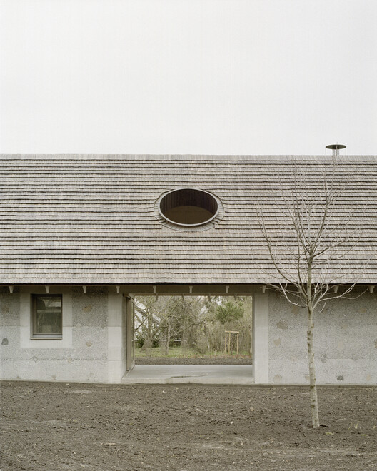 Casa e Apiário / OKKA architects - Imagem 2 de 23
