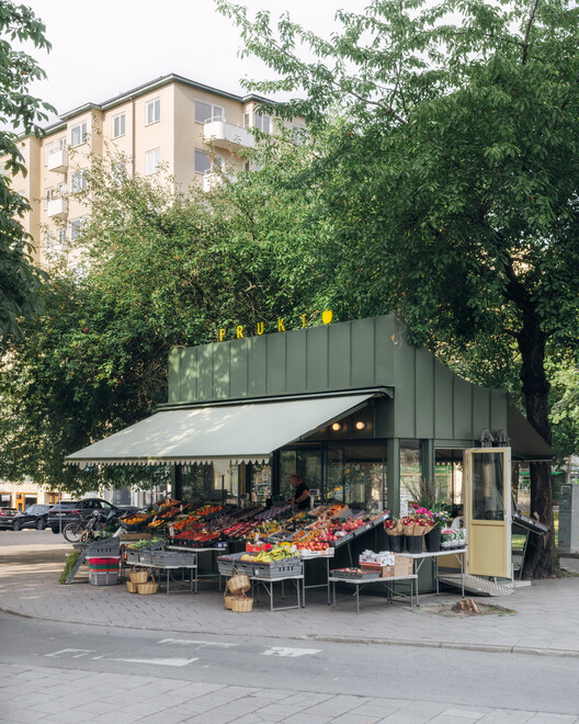 Fruit Stand in Fridhemsplan / DinellJohansson Fruit Stand in Fridhemsplan / DinellJohansson - Exterior Photography