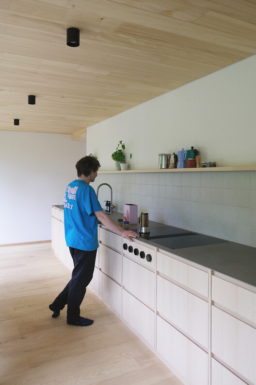 MAR - Conversão de uma casa unifamiliar em duas unidades residenciais / bruna studio MAR - Conversão de uma casa unifamiliar em duas unidades residenciais / bruna studio - Fotografia de Interiores, Cozinha, Madeira, Bancada