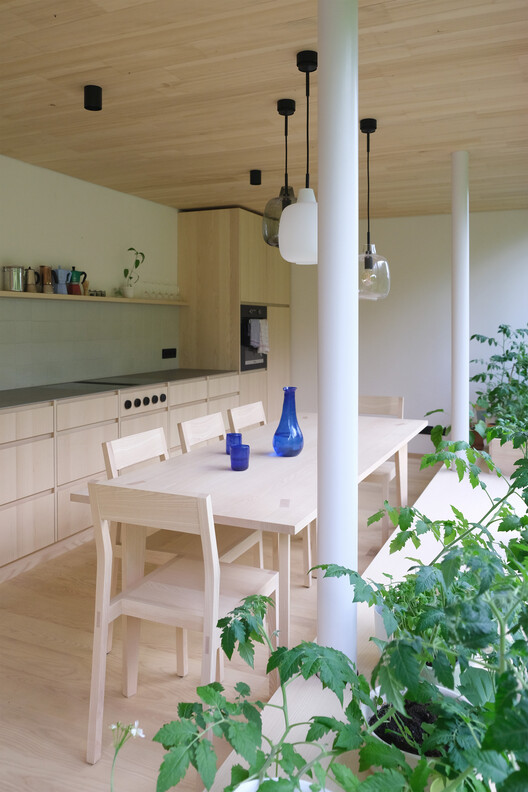 MAR - Conversão de uma casa unifamiliar em duas unidades residenciais / bruna studio MAR - Conversão de uma casa unifamiliar em duas unidades residenciais / bruna studio - Fotografia de Interiores, Cozinha, Madeira, Iluminação, Vidro, Cadeira