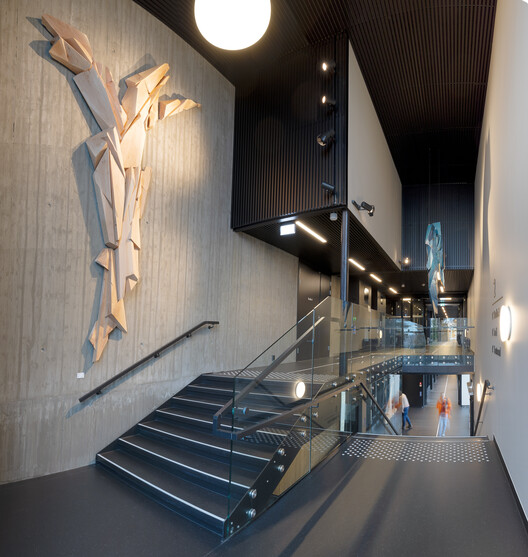 Edifício Criativo Levanger / Incube Architecture + Praksis Arkitekter Edifício Criativo Levanger / Incube Architecture + Praksis Arkitekter - Fotografia de Interiores, Escada, Vidro