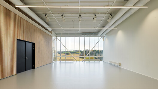 Edifício Criativo Levanger / Incube Architecture + Praksis Arkitekter Edifício Criativo Levanger / Incube Architecture + Praksis Arkitekter - Fotografia de Interiores, Madeira