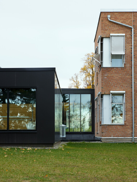 Edifício Criativo Levanger / Incube Architecture + Praksis Arkitekter Edifício Criativo Levanger / Incube Architecture + Praksis Arkitekter - Fotografia de Exterior, Porta