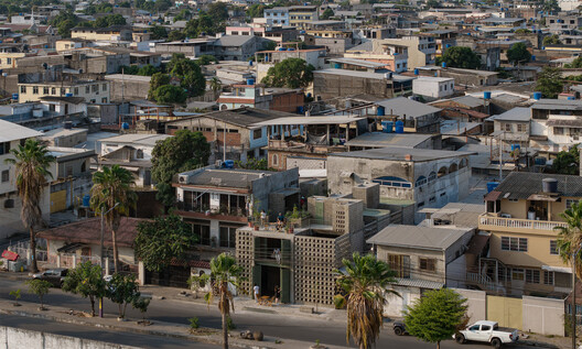 La Colmena - Multi-family Housing as Shared Neighborhood Infrastructure / Ancestra + Natura Futura La Colmena - Multi-family Housing as Shared Neighborhood Infrastructure / Ancestra + Natura Futura - Image 31 of 50