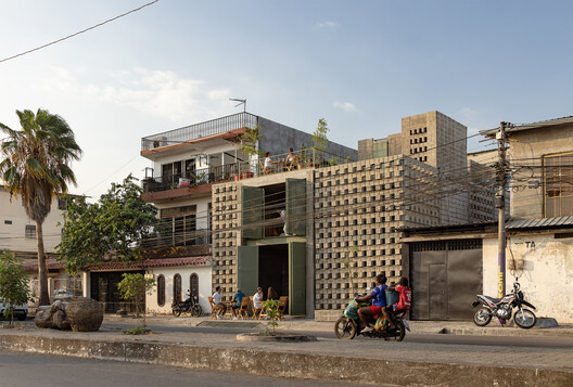 La Colmena - Multi-family Housing as Shared Neighborhood Infrastructure / Ancestra + Natura Futura La Colmena - Multi-family Housing as Shared Neighborhood Infrastructure / Ancestra + Natura Futura - Exterior Photography