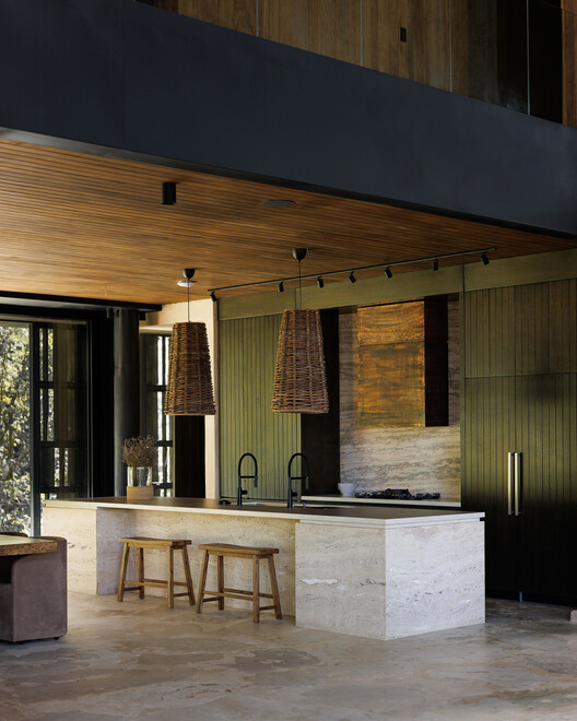 Casa VO / Desangles Abreu Arquitectos & Arkina Casa VO / Desangles Abreu Arquitectos & Arkina - Interior Photography, Kitchen, Wood, Lighting, Chair, Countertop