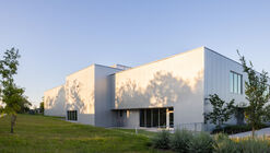Crux South Climbing Gym / Derrington Building Studio