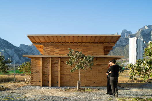 La Grieta Pavilion / Centro de Estudios Superiores de Diseño de Monterrey, CEDIM + WEYES Estudio La Grieta Pavilion / Centro de Estudios Superiores de Diseño de Monterrey, CEDIM + WEYES Estudio - Exterior Photography, Wood