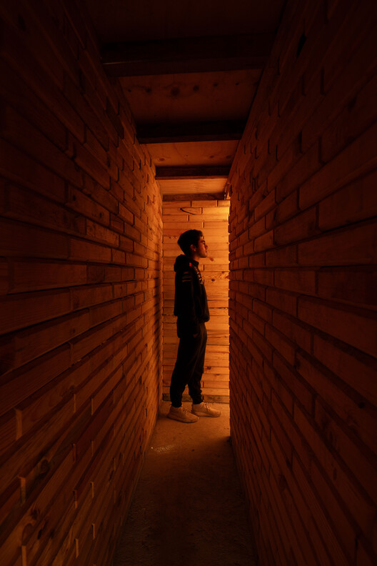 La Grieta Pavilion / Centro de Estudios Superiores de Diseño de Monterrey, CEDIM + WEYES Estudio La Grieta Pavilion / Centro de Estudios Superiores de Diseño de Monterrey, CEDIM + WEYES Estudio - Interior Photography, Brick
