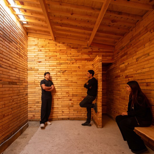 La Grieta Pavilion / Centro de Estudios Superiores de Diseño de Monterrey, CEDIM + WEYES Estudio La Grieta Pavilion / Centro de Estudios Superiores de Diseño de Monterrey, CEDIM + WEYES Estudio - Interior Photography, Wood