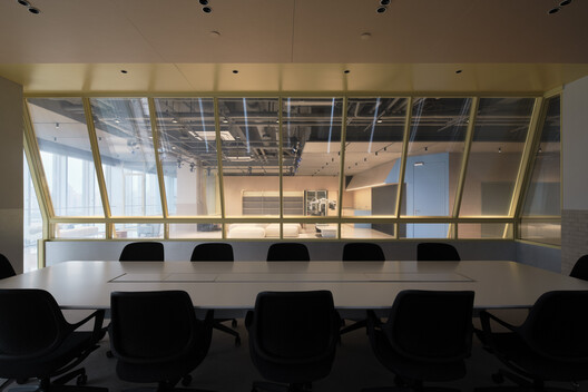 Bothaus Coffee - Sudo Developer Center / HCCH Studio Bothaus Coffee - Sudo Developer Center / HCCH Studio - Fotografía interior, Sala de estar, Iluminación, Sillas, Vidrio