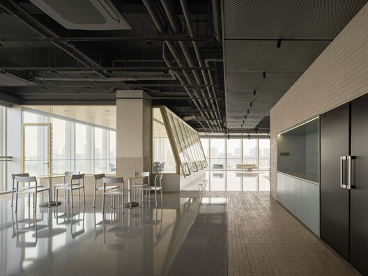 Bothaus Coffee - Sudo Developer Center / HCCH Studio Bothaus Coffee - Sudo Developer Center / HCCH Studio - Fotografía interior, Vidrio, Sillas