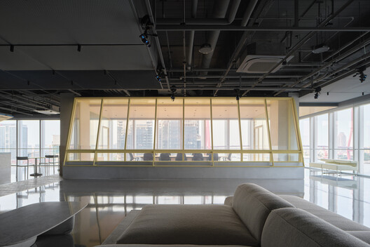 Bothaus Coffee - Sudo Developer Center / HCCH Studio Bothaus Coffee - Sudo Developer Center / HCCH Studio - Fotografía interior, Vidrio, Sillas