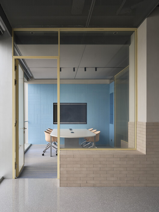 Bothaus Coffee - Sudo Developer Center / HCCH Studio Bothaus Coffee - Sudo Developer Center / HCCH Studio - Fotografía interior, Vidrio, Sillas