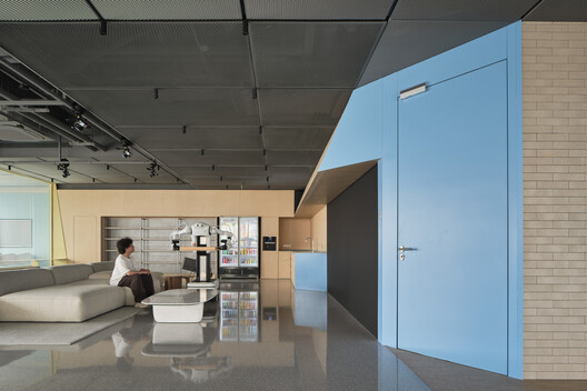 Bothaus Coffee - Sudo Developer Center / HCCH Studio Bothaus Coffee - Sudo Developer Center / HCCH Studio - Fotografía interior, Iluminación, Sillas, Vidrio