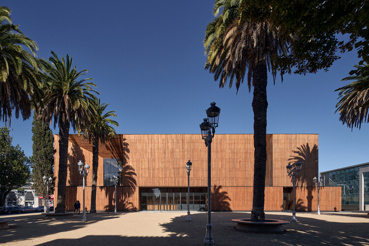 Reconstrucción Teatro Municipal de Constitución / ELEMENTAL - Fotografía exterior, Fachada