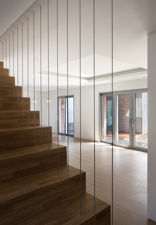 Hagidong House 2 / Hyunjoon Yoo + Partners Hagidong House 2 / Hyunjoon Yoo + Partners - Interior Photography, Stairs, Wood, Glass, Handrail