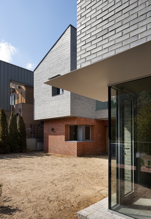 Hagidong House 2 / Hyunjoon Yoo + Partners Hagidong House 2 / Hyunjoon Yoo + Partners - Exterior Photography, Brick