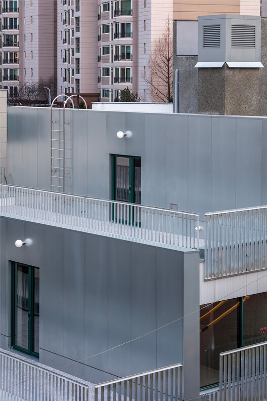 Edificio de uso mixto Bangbae Geunsaeng / aoa architects - Fotografía interior, Cocina, Balcón, Vidrio, Barandas