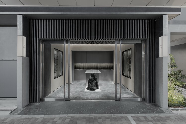 Galería de Cuchillos Tojiro Tokio "Hanare" / L/O (KATATA YOSHISHITO DESIGN)