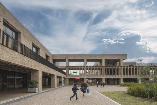 La Salle School / FP Arquitectura La Salle School / FP Arquitectura - Exterior Photography, Concrete, Courtyard