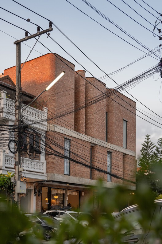 El Hotel Sayla / EKAR Architects - Fotografía exterior, Ladrillo