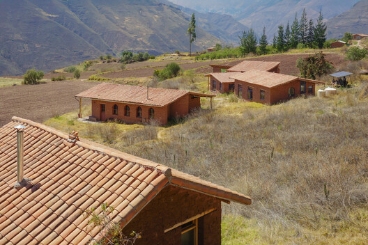 KUSKA Residence / Taller MACAA (Misión de Arquitectura, Construcción y Arte en los Andes) KUSKA Residence / Taller MACAA (Misión de Arquitectura, Construcción y Arte en los Andes) - Exterior Photography