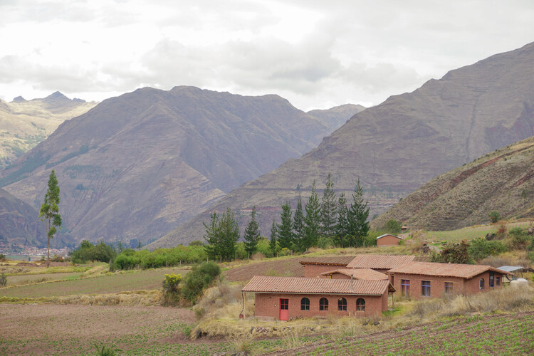 Residencia KUSKA / Taller MACAA (Misión de Arquitectura, Construcción y Arte en los Andes) - Imagen 2 de 32