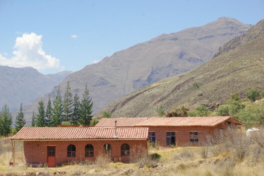 KUSKA Residence / Taller MACAA (Misión de Arquitectura, Construcción y Arte en los Andes) KUSKA Residence / Taller MACAA (Misión de Arquitectura, Construcción y Arte en los Andes) - Exterior Photography