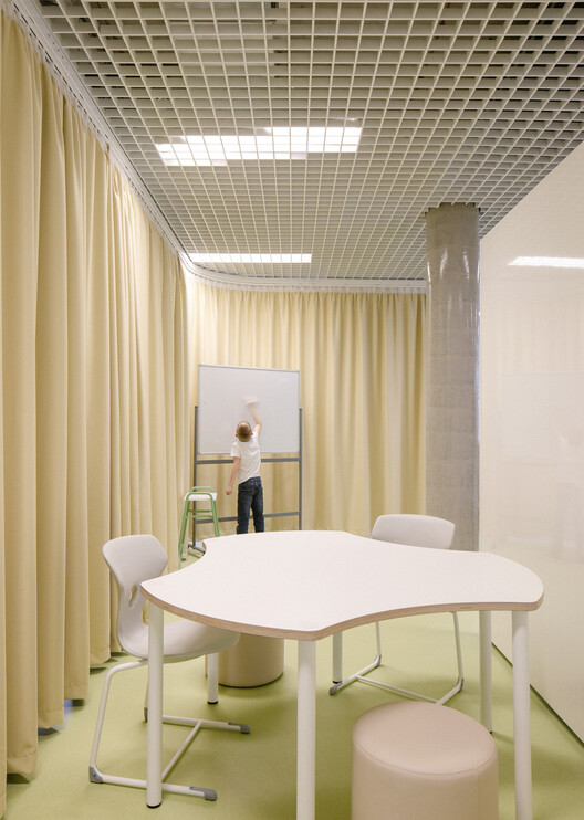 Lošbates Primary School / Pelletier De Fontenay + SOA Architekti Lošbates Primary School / Pelletier De Fontenay + SOA Architekti - Interior Photography, Dining room, Chair