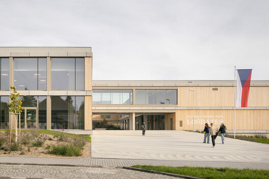 Lošbates Primary School / Pelletier De Fontenay + SOA Architekti Lošbates Primary School / Pelletier De Fontenay + SOA Architekti - Exterior Photography