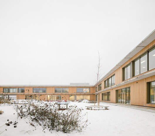 Lošbates Primary School / Pelletier De Fontenay + SOA Architekti Lošbates Primary School / Pelletier De Fontenay + SOA Architekti - Exterior Photography