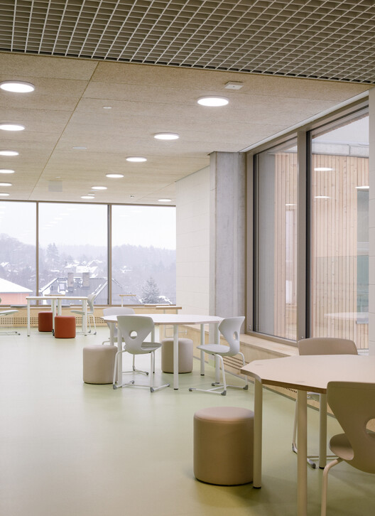 Lošbates Primary School / Pelletier De Fontenay + SOA Architekti Lošbates Primary School / Pelletier De Fontenay + SOA Architekti - Interior Photography, Dining room, Chair