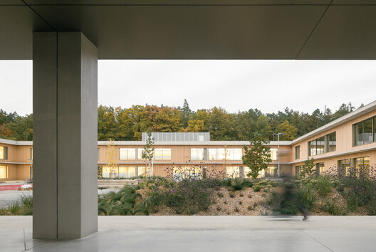 Lošbates Primary School / Pelletier De Fontenay + SOA Architekti Lošbates Primary School / Pelletier De Fontenay + SOA Architekti - Image 3 of 38