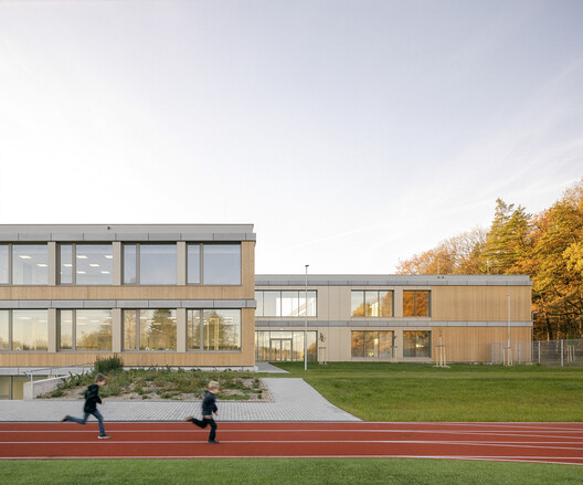 Lošbates Primary School / Pelletier De Fontenay + SOA Architekti Lošbates Primary School / Pelletier De Fontenay + SOA Architekti - Exterior Photography