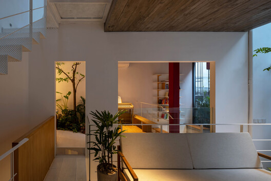 TH+ house / ODDO architects TH+ house / ODDO architects - Interior Photography, Kitchen, Wood, Stairs, Lighting, Glass, Handrail