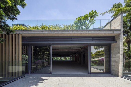 Edificio Bothanic Faria Lima / Del Bianco Arquitetos + AMZ Arquitetos Edificio Bothanic Faria Lima / Del Bianco Arquitetos + AMZ Arquitetos - Fotografía exterior, Concreto, Pilares, Patio interior