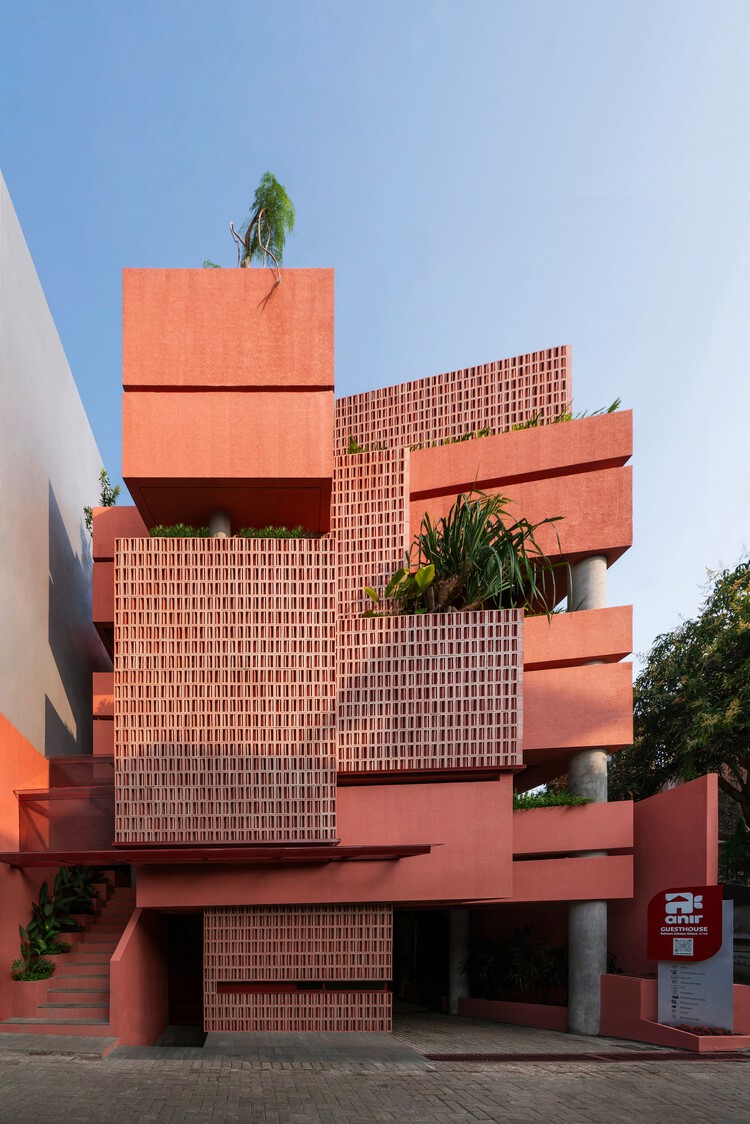 Anir Guest House / Tamara Wibowo Architects