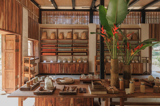 Tea Boutique at Araksa Tea Garden / Simple Architecture + thirteenthree Tea Boutique at Araksa Tea Garden / Simple Architecture + thirteenthree - Image 16 of 23
