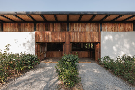 Tea Boutique at Araksa Tea Garden / Simple Architecture + thirteenthree Tea Boutique at Araksa Tea Garden / Simple Architecture + thirteenthree - Exterior Photography, Wood