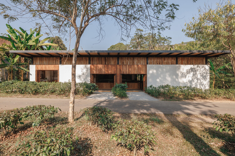 Tea Boutique at Araksa Tea Garden / Simple Architecture + thirteenthree