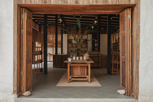Tea Boutique at Araksa Tea Garden / Simple Architecture + thirteenthree Tea Boutique at Araksa Tea Garden / Simple Architecture + thirteenthree - Interior Photography, Wood, Shelving